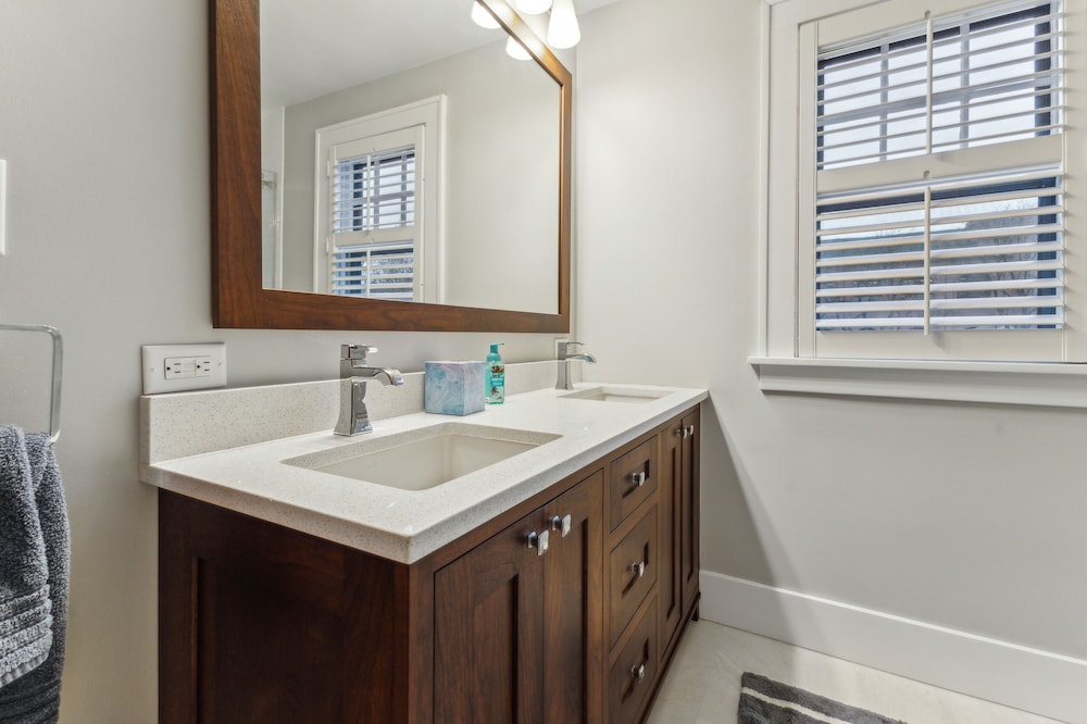 Charming Ann Arbor Retreat Near Dt & Attractions 3 Bedroom Home