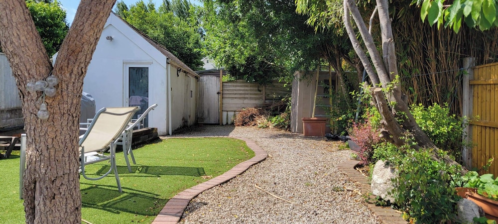 Pet Friendly - 4 Guests - 13 min to the Beach