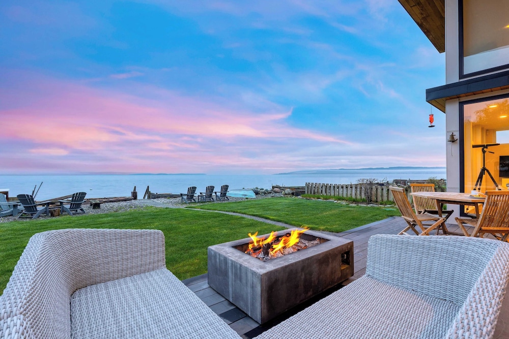 Chic Whidbey Island Waterfront Home w/ Hot Tub, Firepits + Views