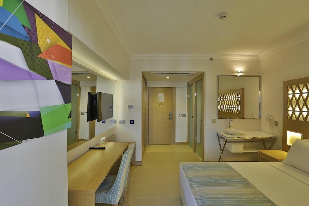 Aurasia Deluxe Hotel - Image 18
