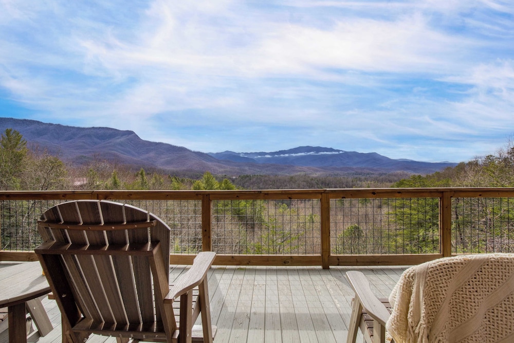 Luxury Cabin w Panoramic Views Firepit Game Room Pinnacle Chalet