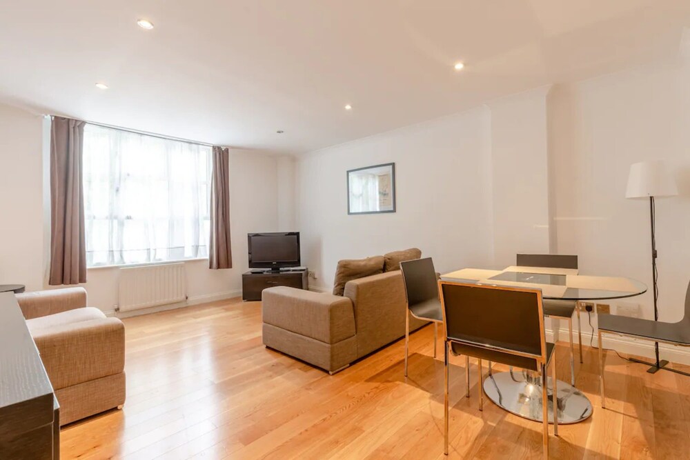 Stunning 2 Bedroom Apartment in the Heart of Westminster