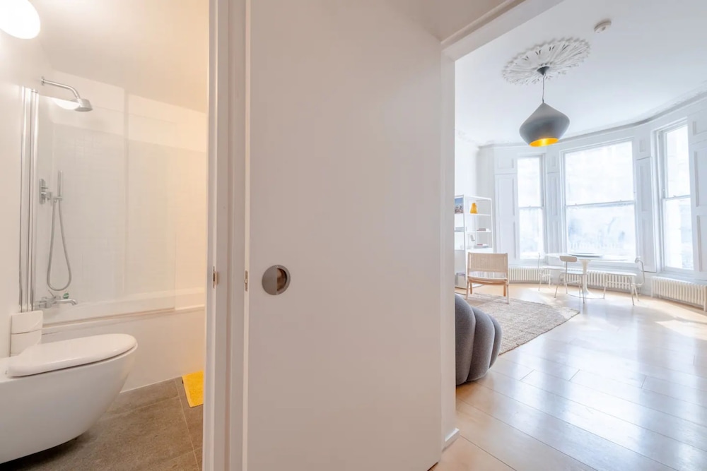 Stylish & Light Victorian 2BD Flat - Holland Park