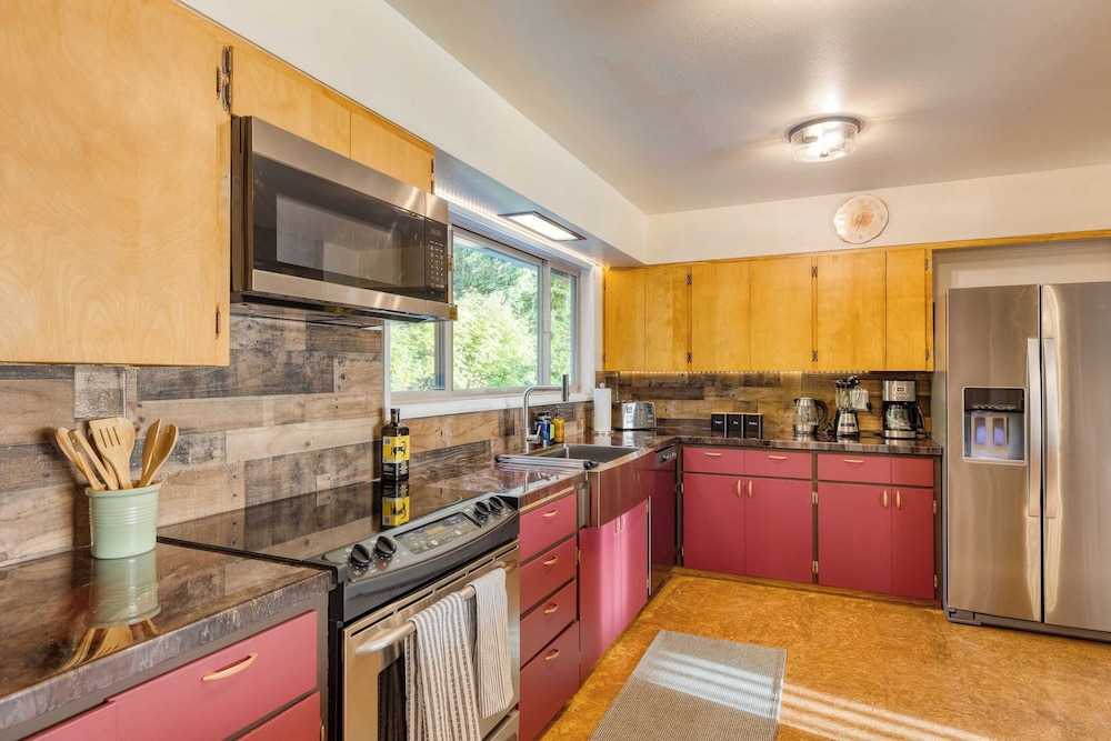 Lodge Trails, Hot Tub, Walk to Cornet Bay