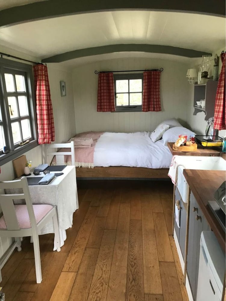 1 Bed Shepherds Hut - Sleeps 2 -wood Fired Hot Tub view 2