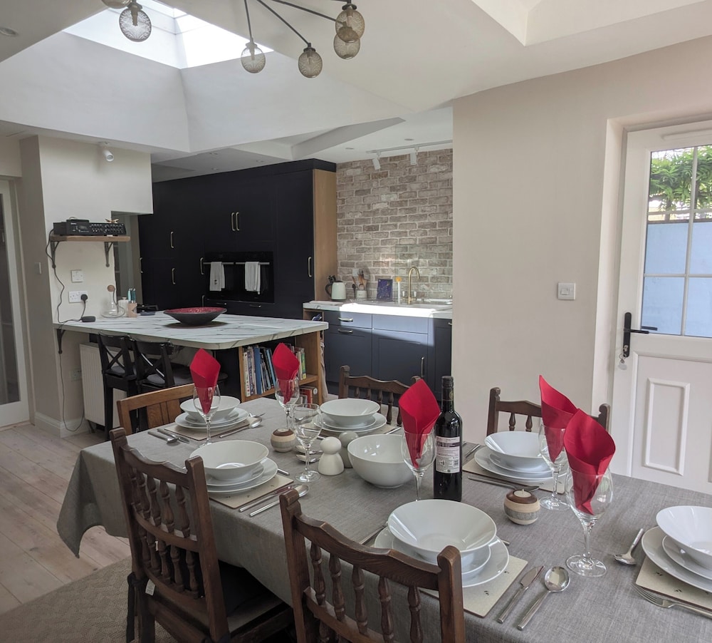 Cherry View House. 3-beds - Sleeps up to 8, Garden & Parking. Short Stays of all Types Welcome