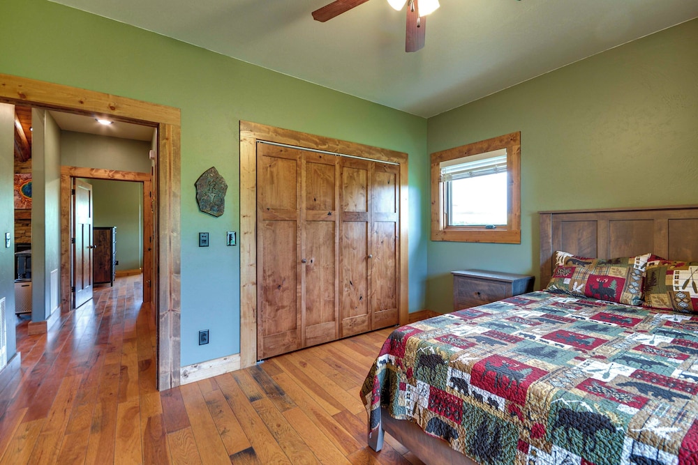 Spacious Cody Townhome: Private River Access!
