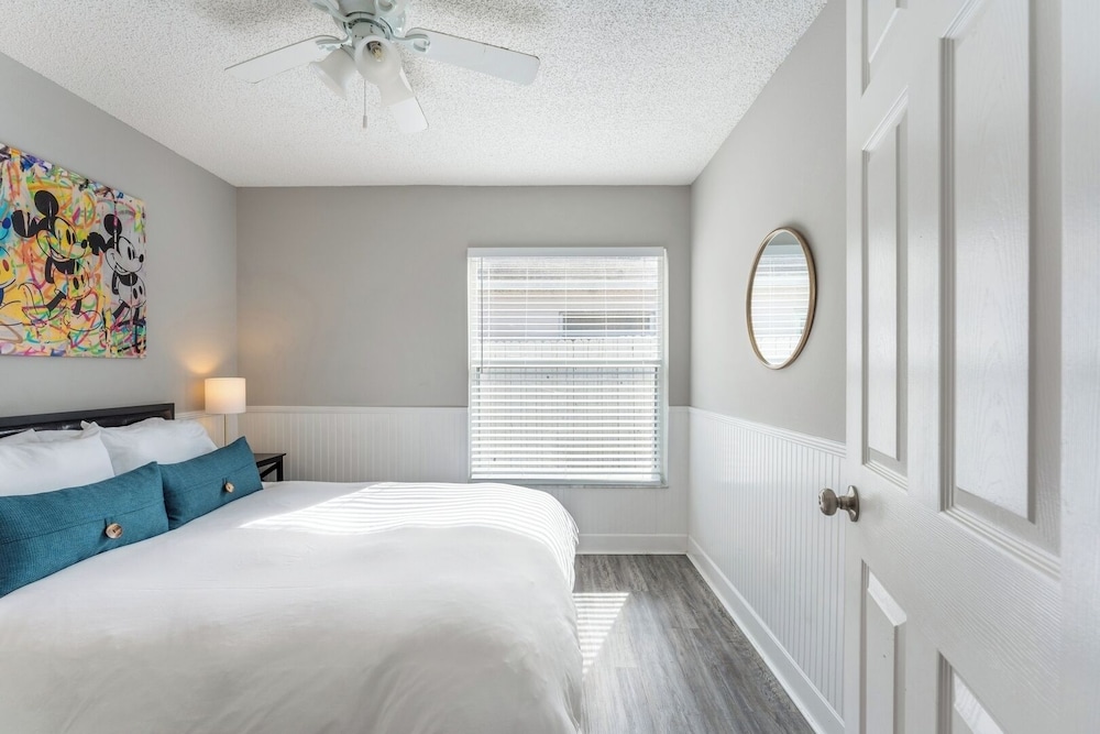 Heated Pool & Bathtub 4BR Near Disney