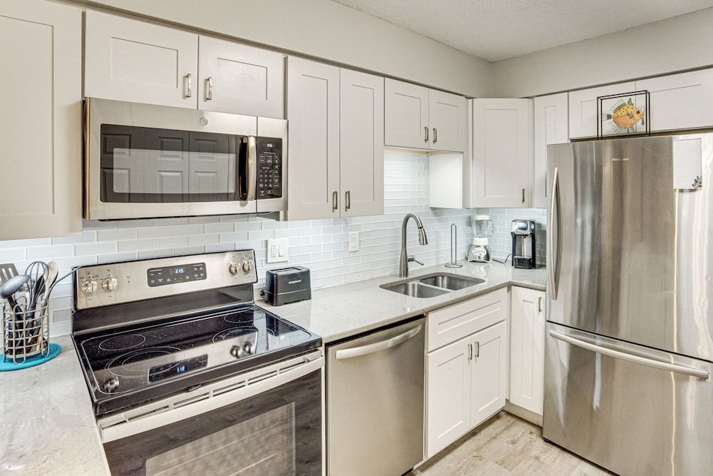 Access to Folly Field Beach & Pools: Coastal Condo