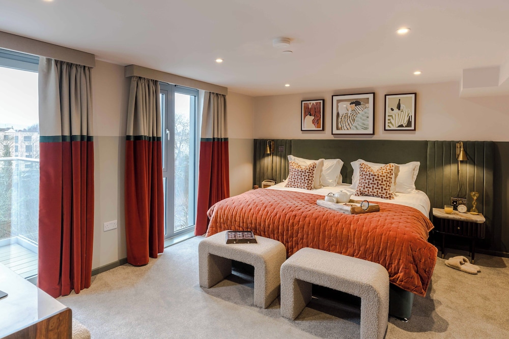 Waterside Living I Luxe Apartments