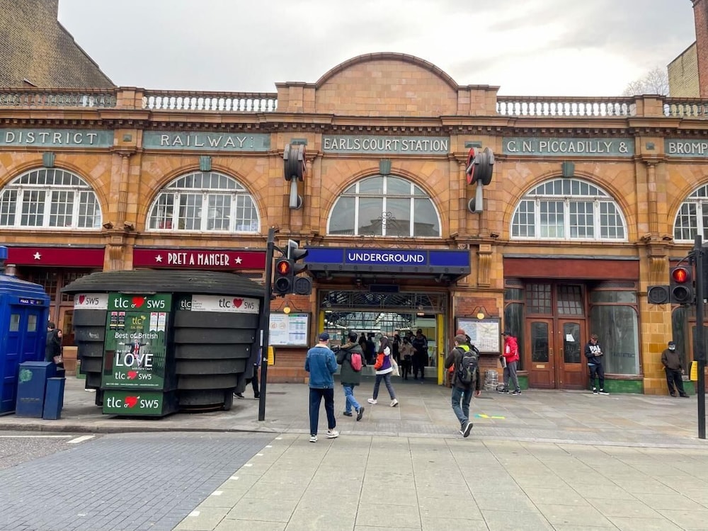 205 Earls Court