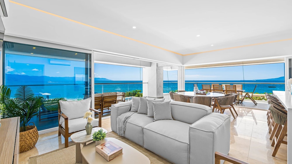 3BR with Private Pool on the Ocean