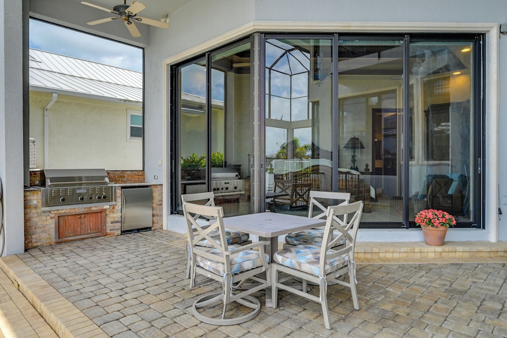 Waterfront Stunner: Effortless Elegance in Naples!