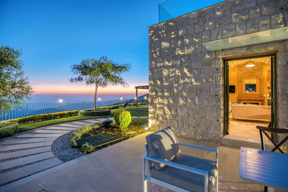 Red Oak House With Garden & Terrace in Assia, Batroun