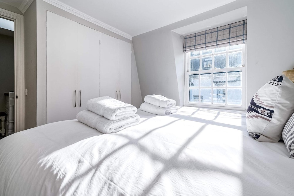 Cozy and Spacious Kensington Maisonette