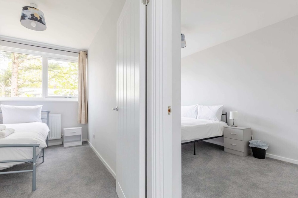 Newly Renovated 3BD Home, Islington!