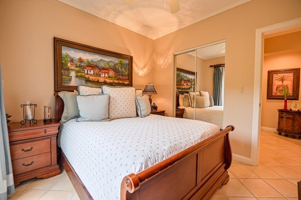 CR Luxury Del Mar 5H 2 Bdrm