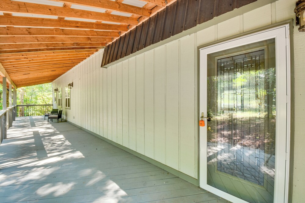 Woodsy Retreat w/ Deck & Views in Dahlonega!