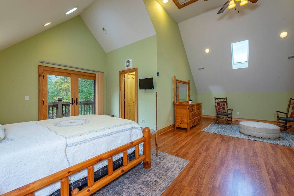 Luxe Riverfront Escape Mtn Views Pickleball Ct