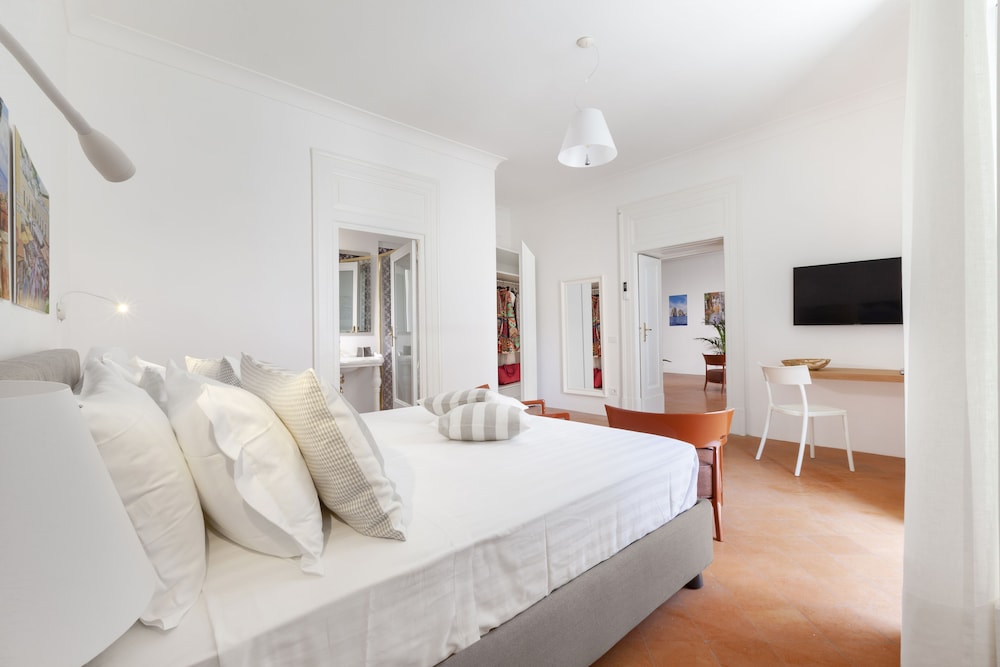 Deluxe Home in Sorrento Old Town with Balconies view 4