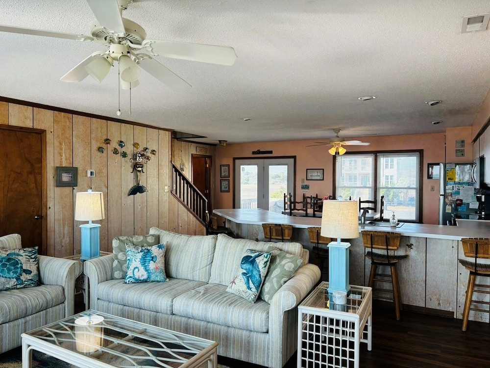 Great Place 5 Bedroom Home by RedAwning