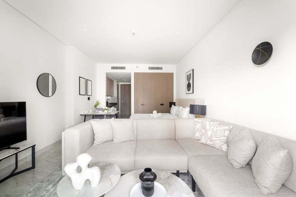 Luxury Living in Peninsula Five With Skyline View and Amazing Pool