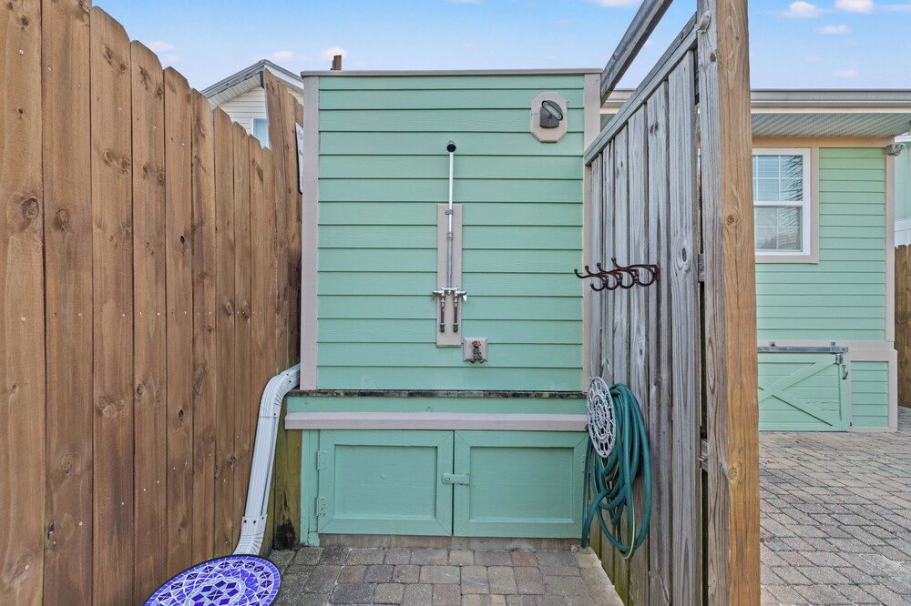Just Beachy 3BR Dog-friendly Townhouse Near Beaches & Attractions!