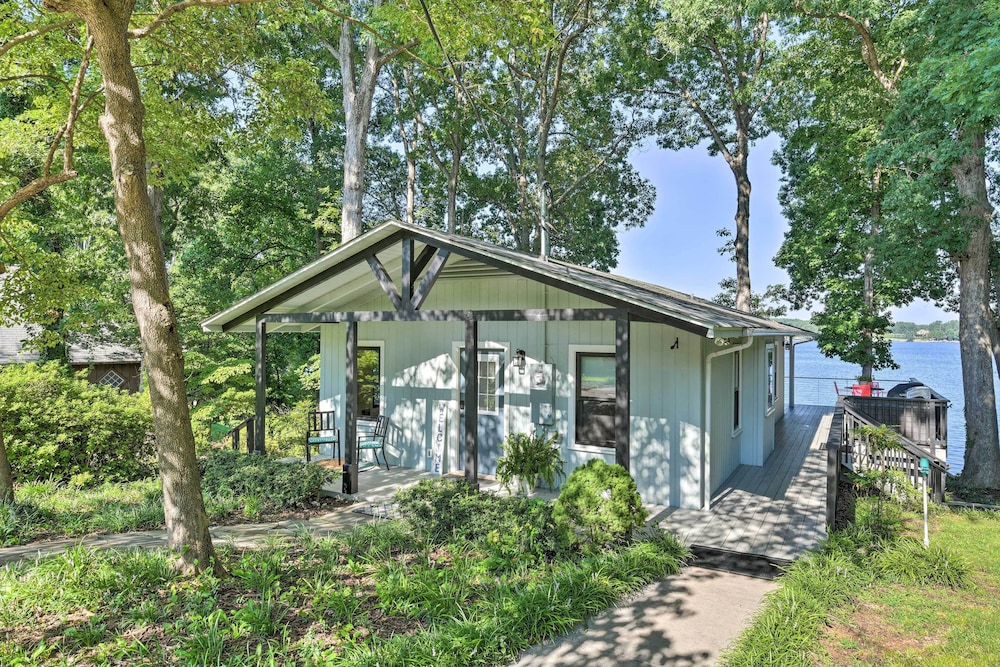 Dreamy Lake Norman Cottage w/ Panoramic Lake Views view 5