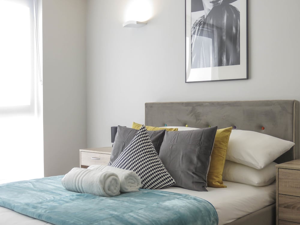 Tudors eSuites Birmingham Apartments with Gated Parking view 5