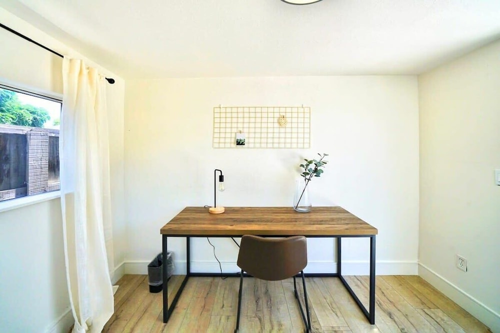 @ Marbella Lane - Vibrant 4BR RWC Ldry + P