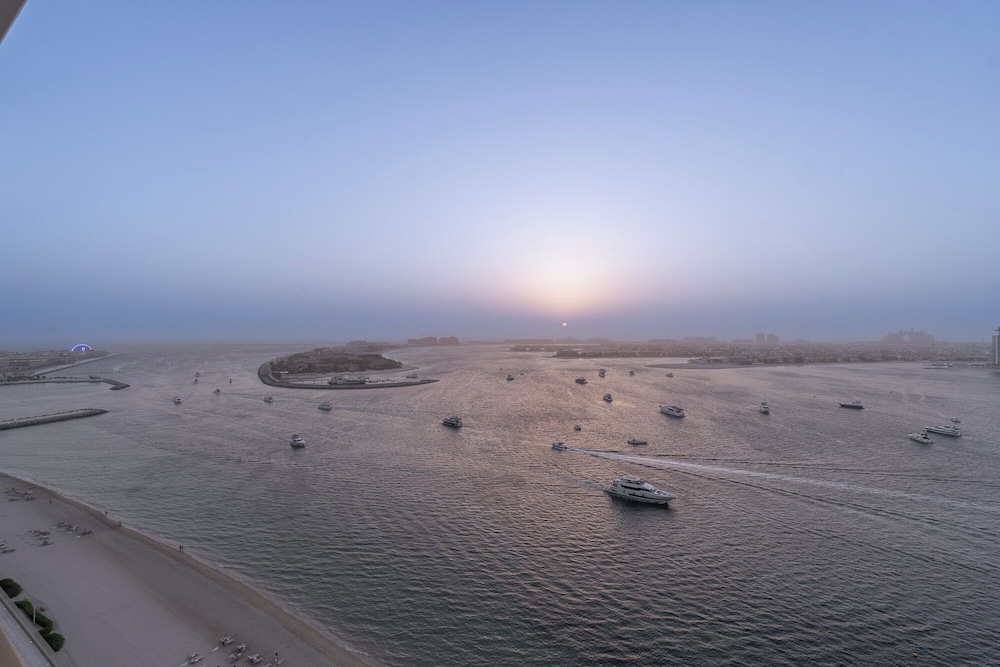 Grand Marina Bleu I Private Beach & Views I PS5 I Infinity Pool I by Skyline Serenity