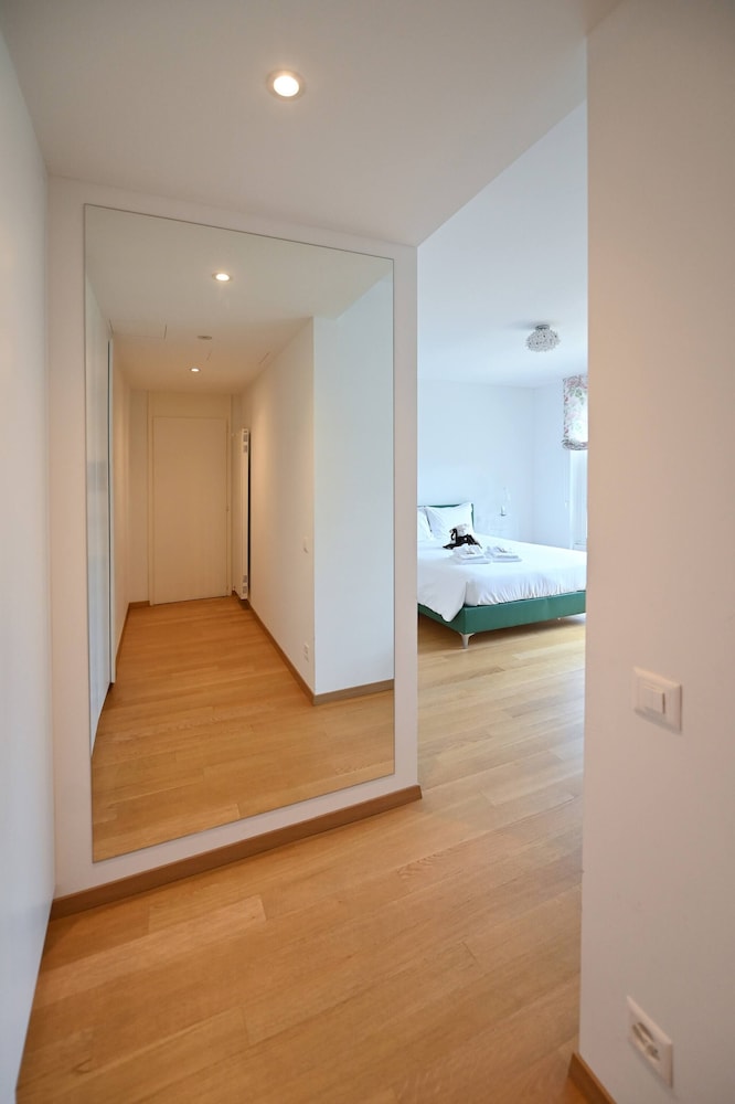 One & Only Lake View Apartment