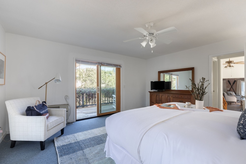 Sandpiper by Avantstay Gorgeous Beachside Home w Spacious Yard Chic Design