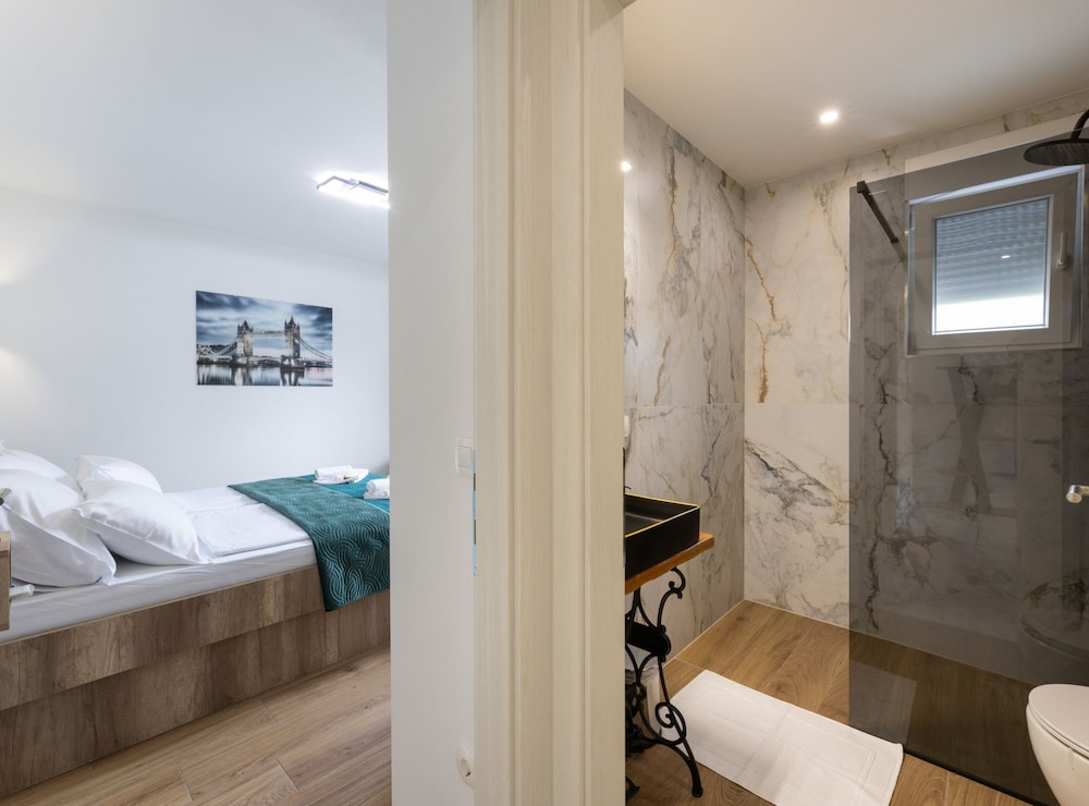 Luxurious and Spacious Apartment With Hot Tub