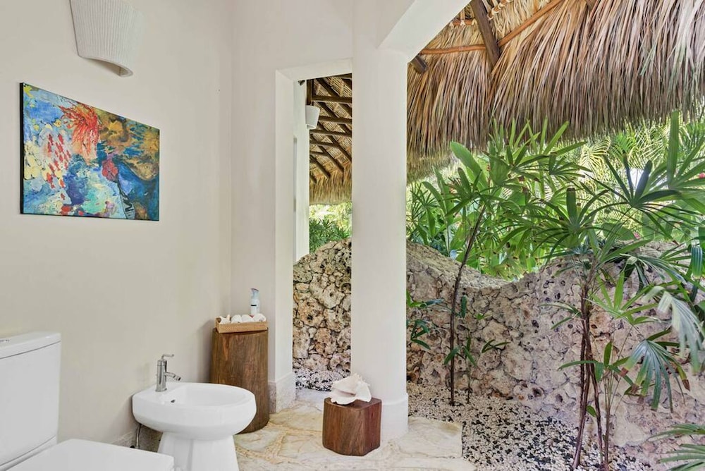 Dazzling Beachfront Villa With Swim-up Bar
