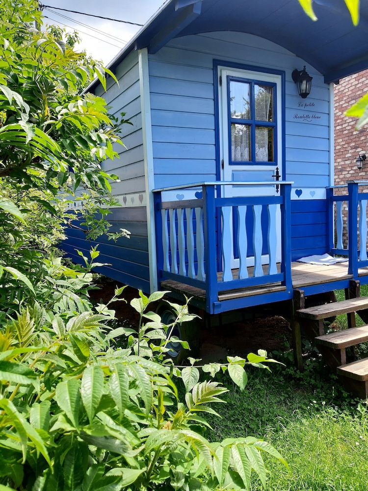 Cozy Little Blue Caravan in Scy Belgique
