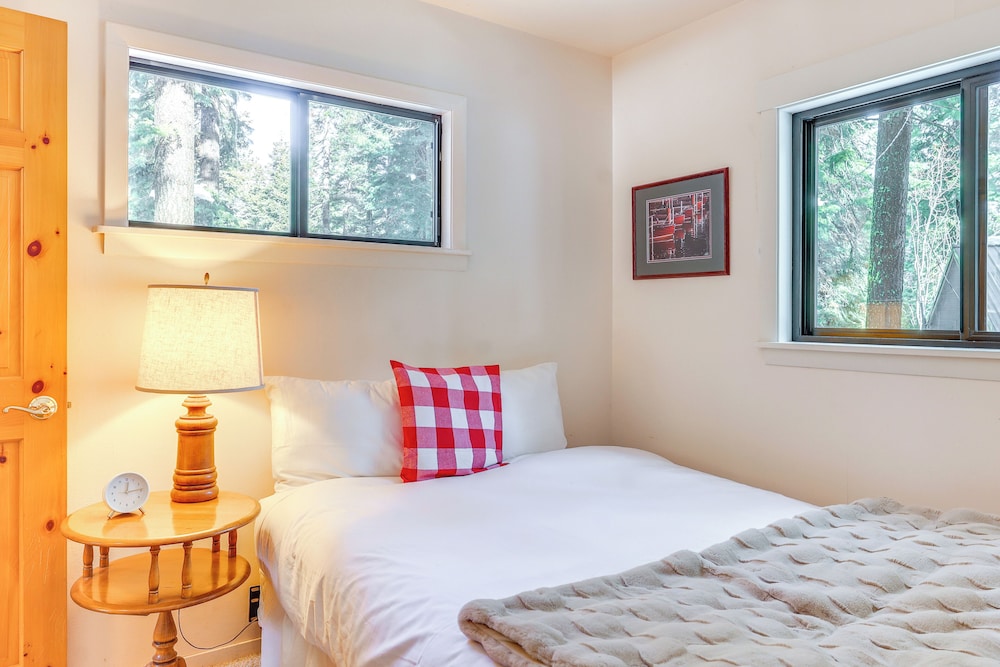 < 2 Blocks to Lake Tahoe: Family Home Near Skiing