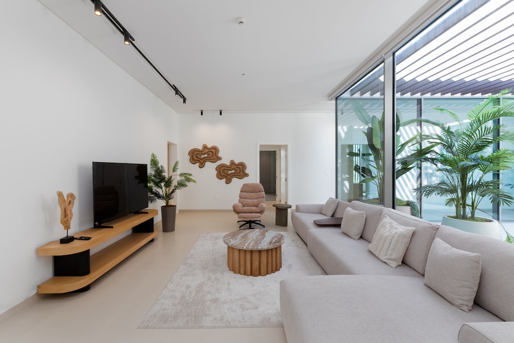 Luxe 4BR Villa Private Pool Beach Al Zorah
