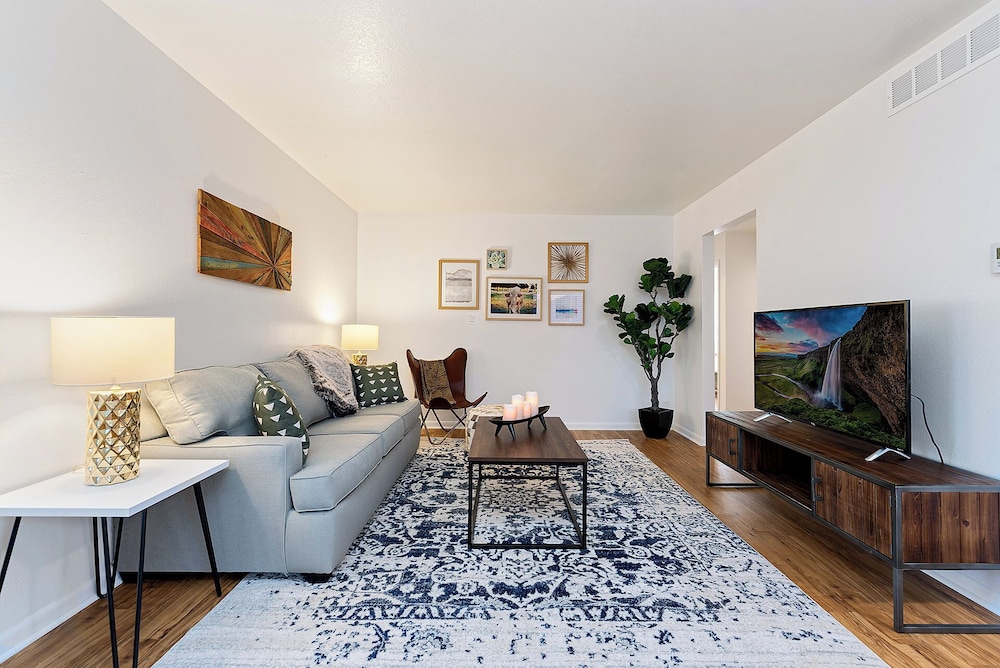 Orchard Flats Perfect Group Stay w/ Yard and BBQ