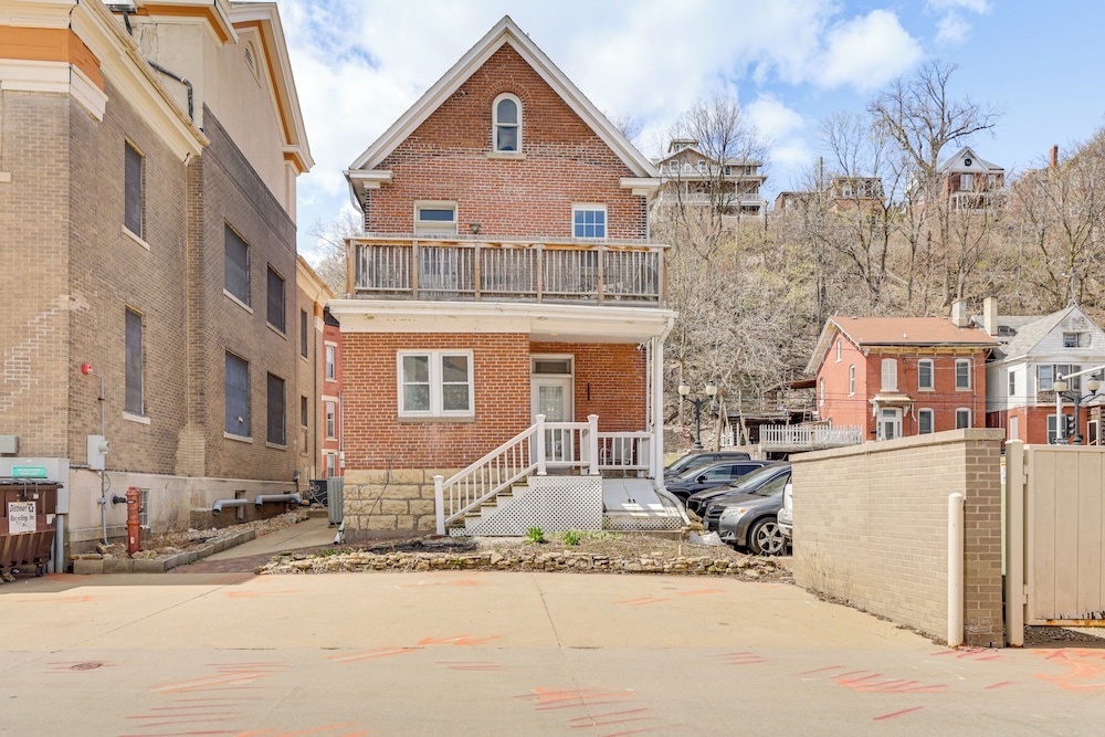 Walk Downtown: Inviting Historic Home in Dubuque!