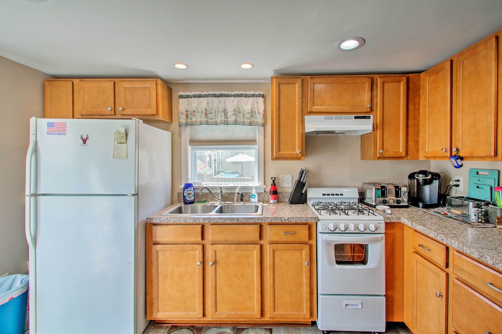 Cozy Hampton Cottage - Walk to Beaches & Marina!