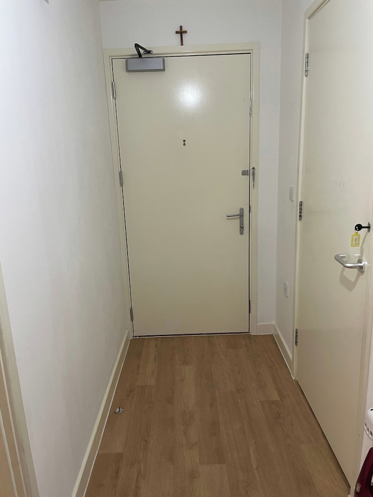 2 Bed-sleeps4-parking-balcony-nearcitycentre