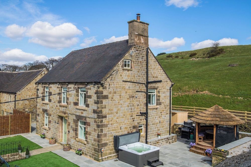 Hollydale