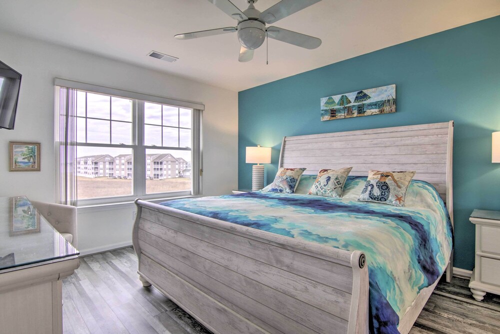 Ocean View Resort Condo w/ Pool Access & Bay Views