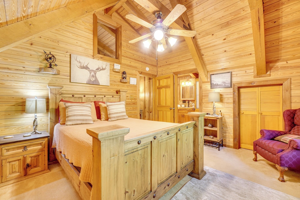 2 Mi to Gsmnp: Peaceful & Scenic Cabin w/ Deck