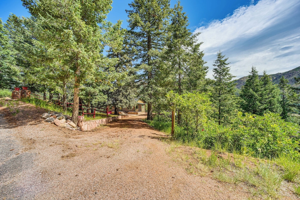 Mtn-view Cascade Cabin Near Garden of the Gods!