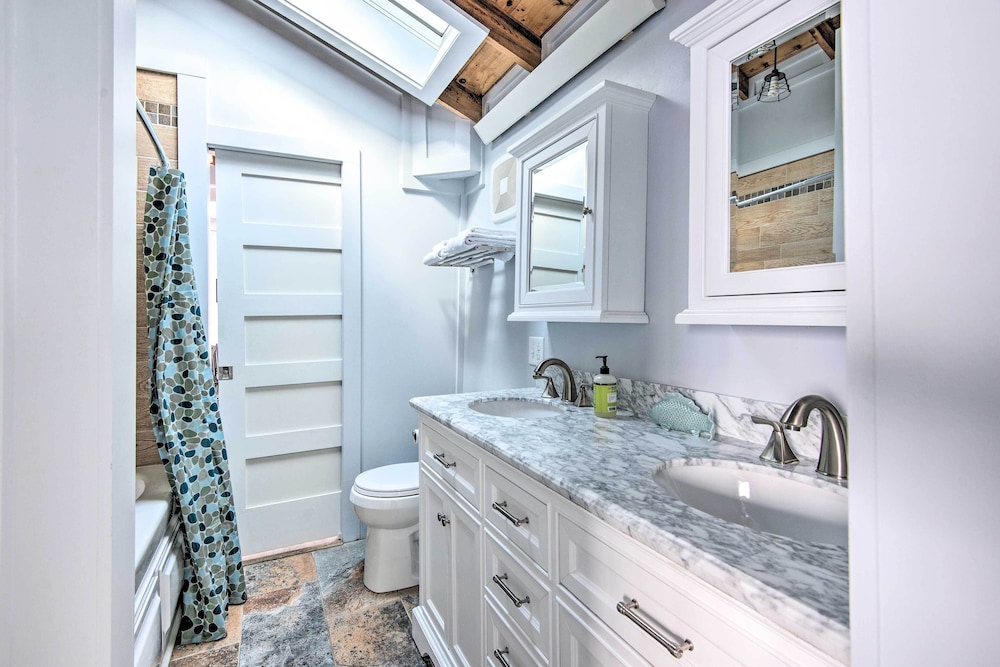 Charming Jacuzzi-suite - Walk to Parson's Beach! view 4