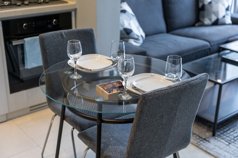 Stylish 1-bedroom Apartment With Stunning Canal Views at Business Bay