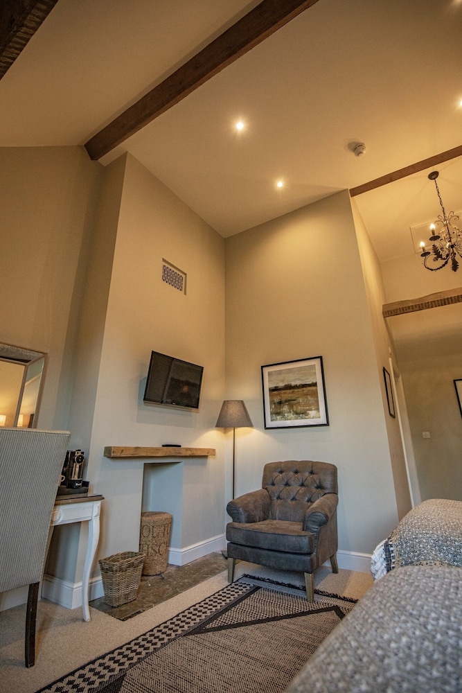 Aylesbury Vacations - The Five Arrows Hotel - Property Image 9