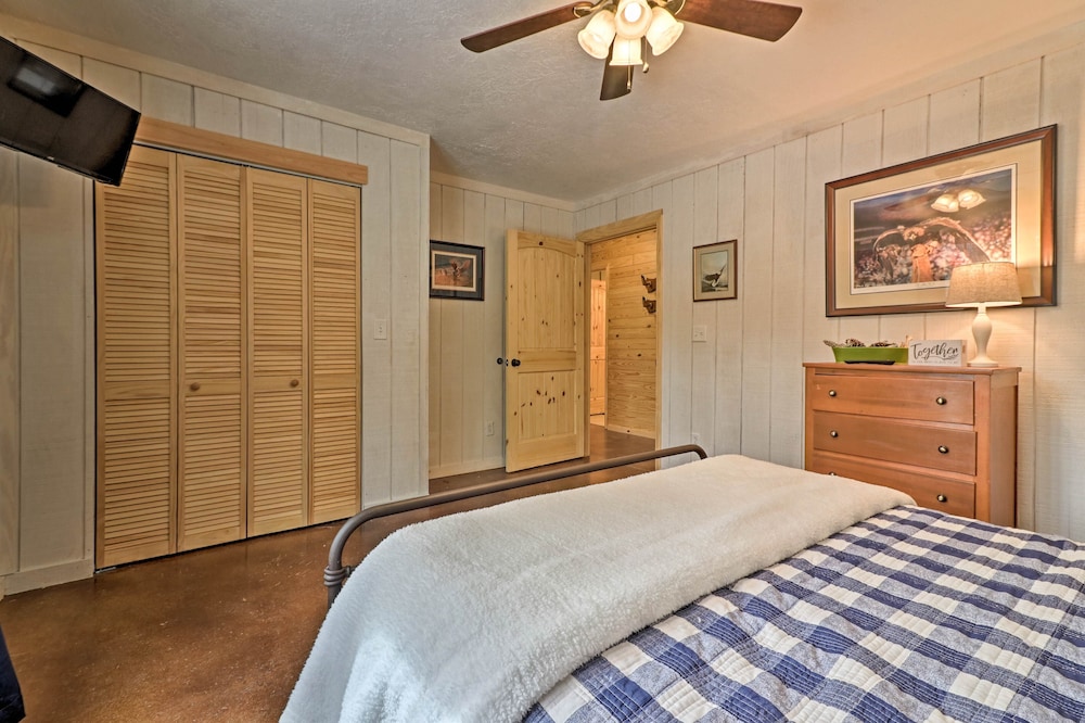 Peaceful Family Cabin on 10 Acres w/ Game Room! view 2